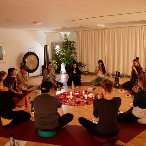 Kreis von Frauen während Zeremonie mit Kakao