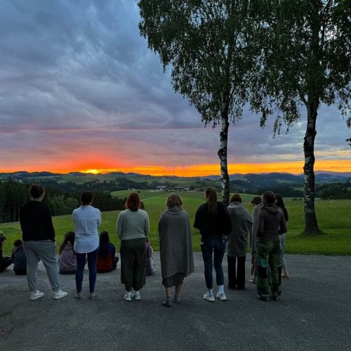 Gruppe von Frauen, Sonnenuntergang