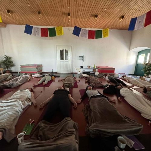 Breathworksession mit Gruppe von Frauen